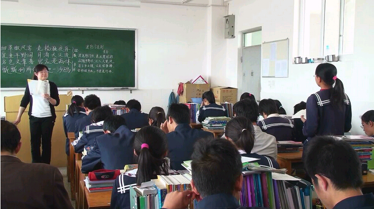 老師那不辭辛苦的諄諄教誨，點(diǎn)亮了我們前行的路。