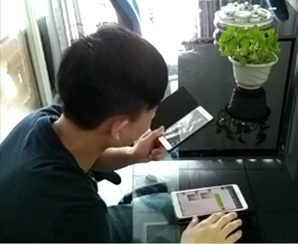 科頤辦公工程師在用視頻教客戶處理問題，客戶在師傅的指導(dǎo)下自己動(dòng)手查檢配件