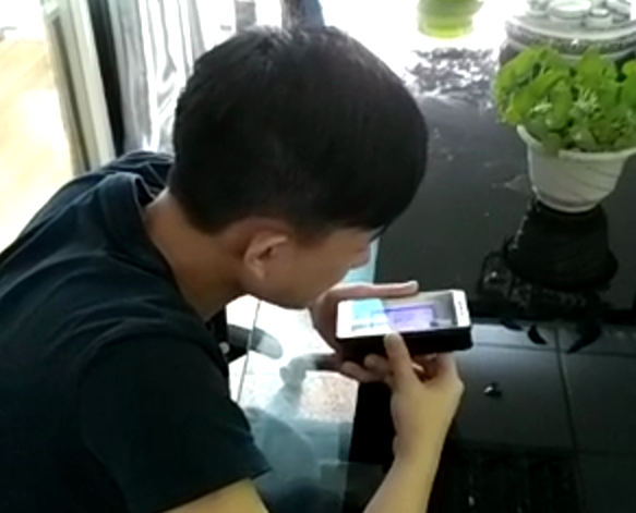 科頤辦公工程師在用視頻教客戶處理問題，客戶在師傅的指導(dǎo)下測(cè)試處理完的效果